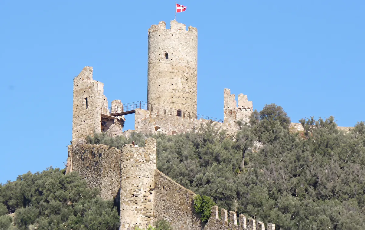 Le mura e la torre del Castello di Noli tra la vegetazione