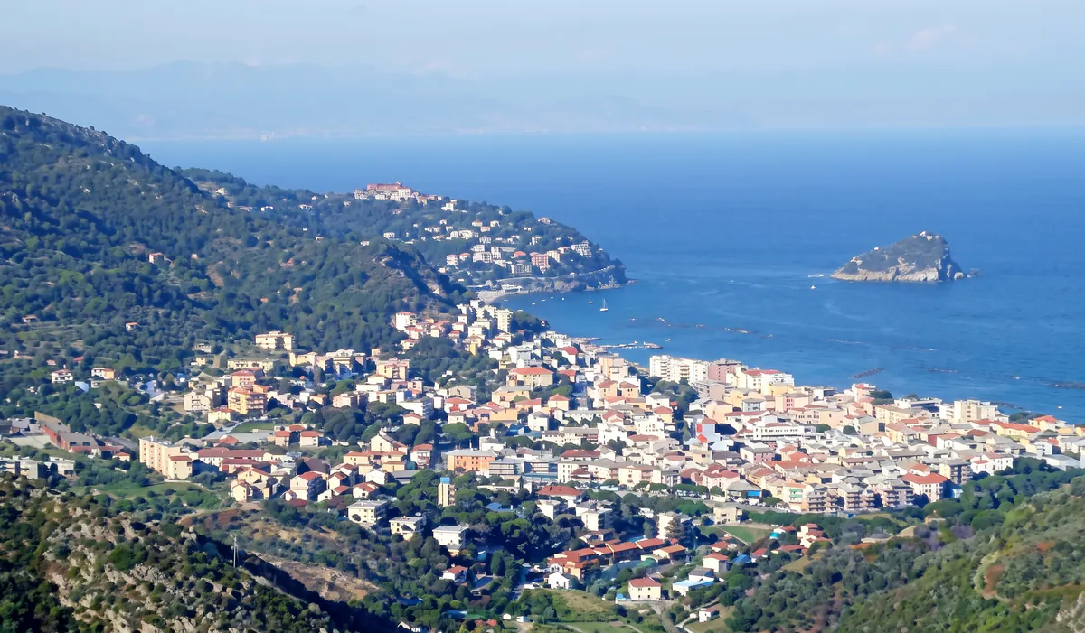 Spotorno e la sua baia viste dalla collina, con l’Isola di Bergeggi