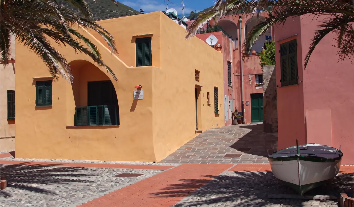 Le case colorate del borgo saraceno di Varigotti, con una barca in secca